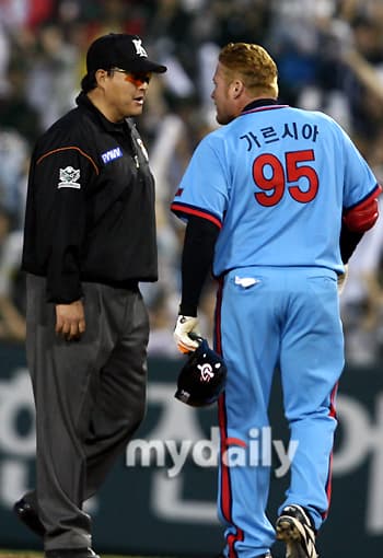 080511 롯데 : 두산 -  심판의 퇴근본능
